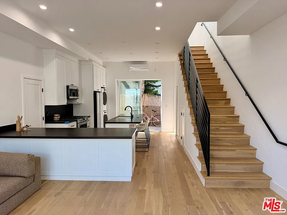 3 bed, 1.5 bath, 1650 sqft, $6,000 — Photo 2