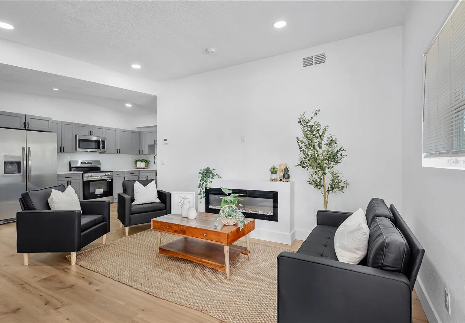 3 bed, 935 sqft, $2,600 — Photo 3