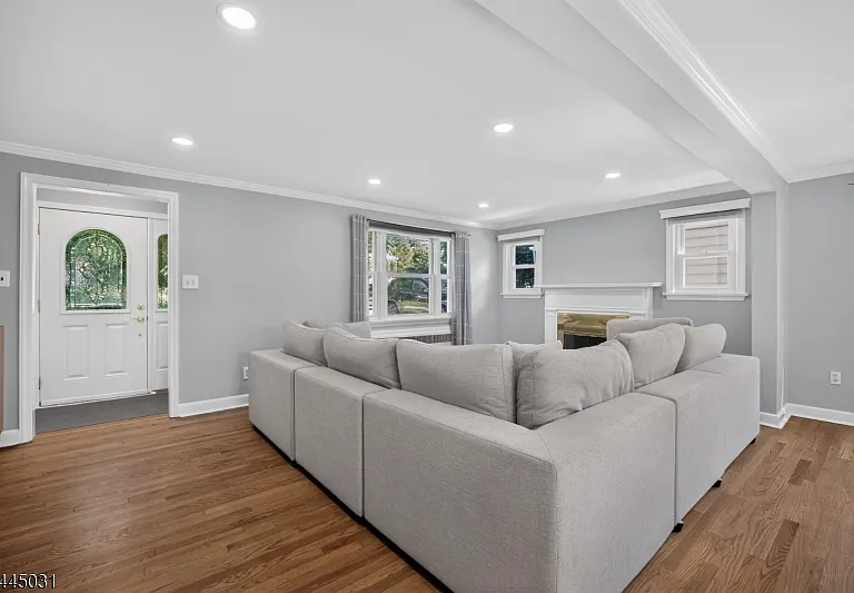 29 Laurel Ave — Photo 4