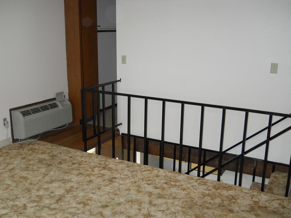 bedroom/stairs