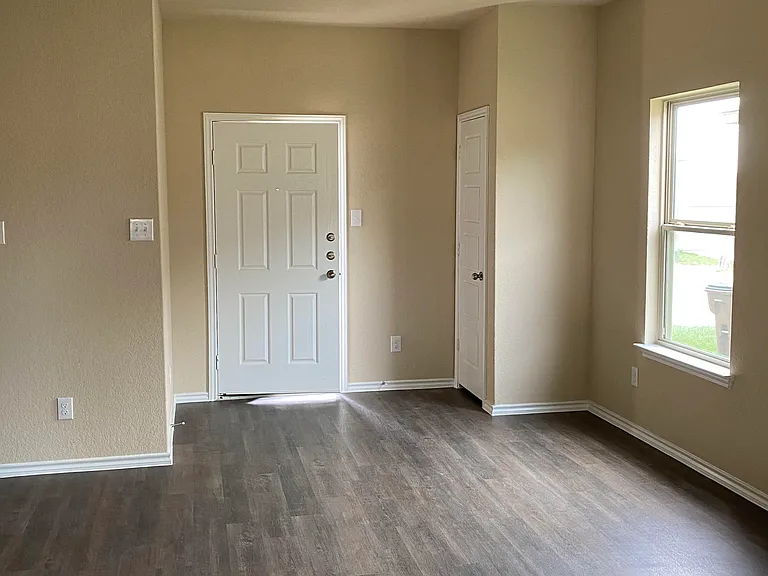 7331 Barlow Grv — Photo 2