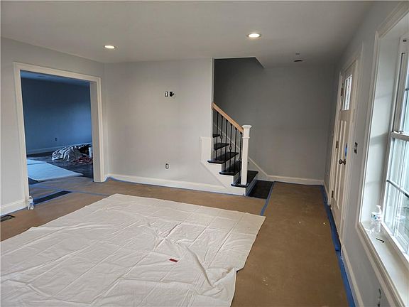3rd image of 68 Burnside Ave E