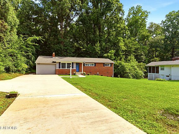 3rd image of 360 East Dr