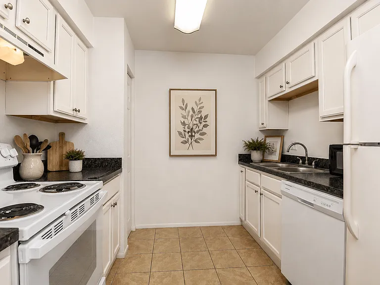 Woodlake Villas — Photo 8