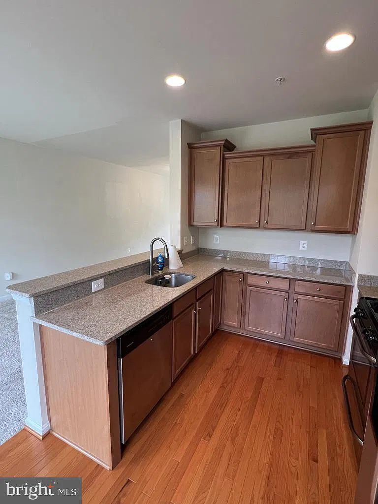 3 bed, 4.0 bath, 1988 sqft, $2,795 — Photo 4