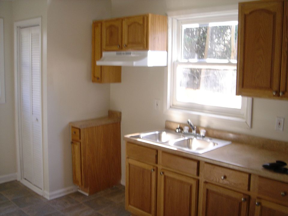 2nd image of 404 Gardner St SW