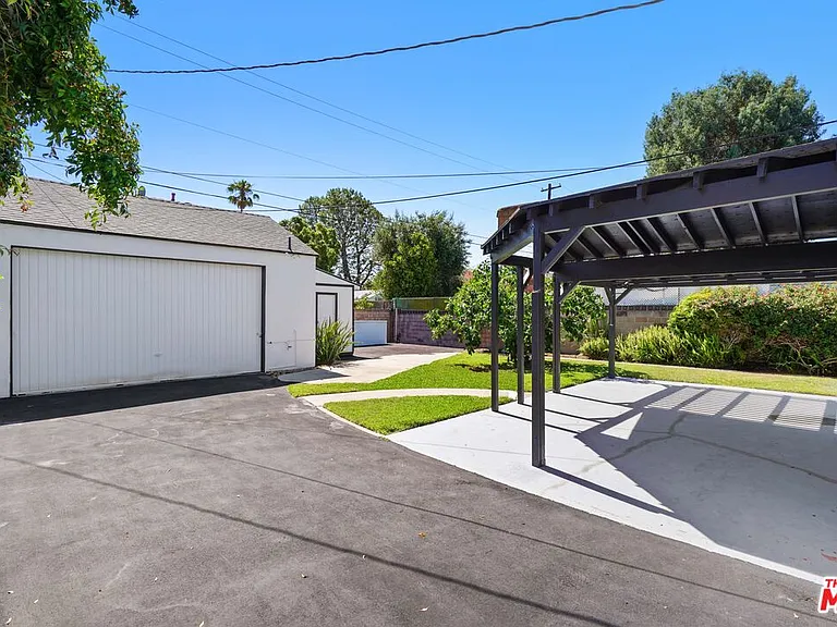 4940 Placidia Ave — Photo 43