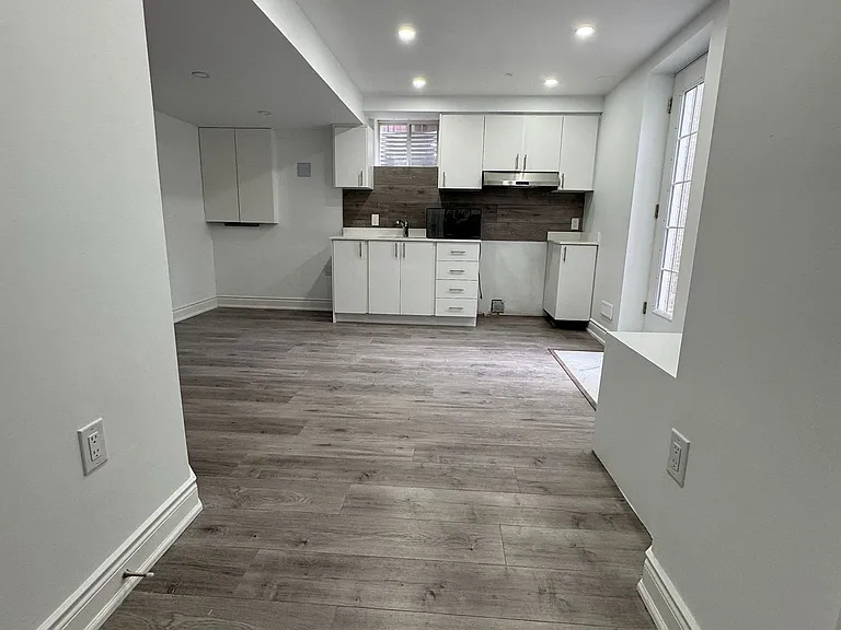 674 Thompson Rd S #LOWER — Photo 3