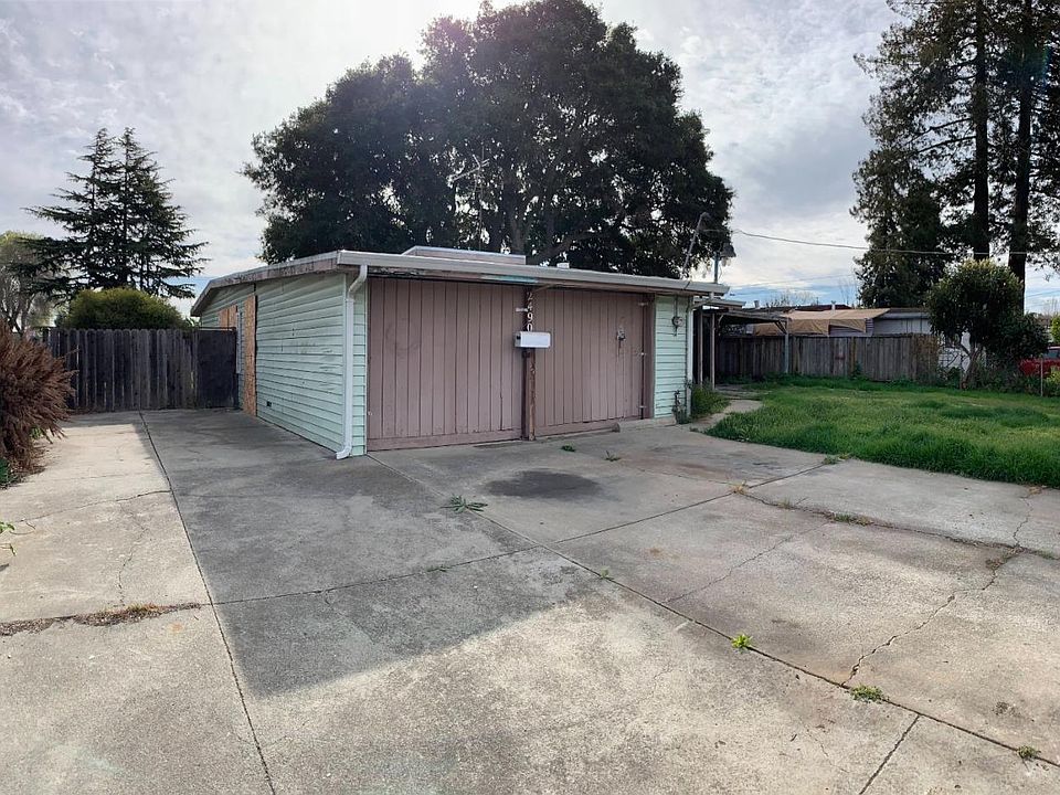 2nd image of 2490 Gonzaga St