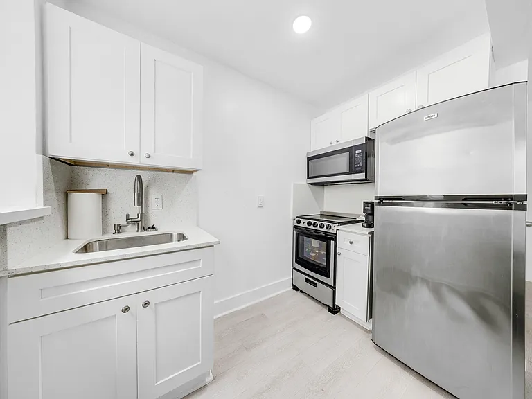 1260 SW 6th St — Photo 30
