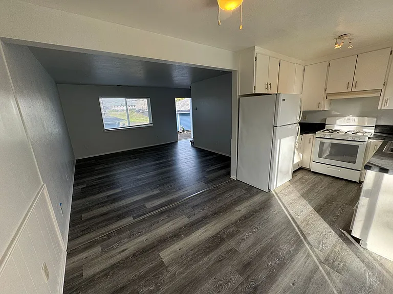 637 SW 9th St — Photo 9