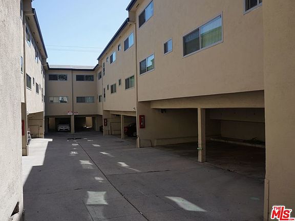 4th image of 1122 N Hayworth Ave