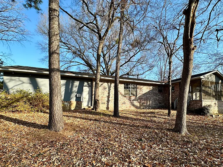2507 Bradley Ln — Photo 2