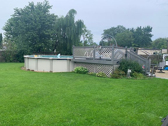 4th image of 7040 W 82nd St