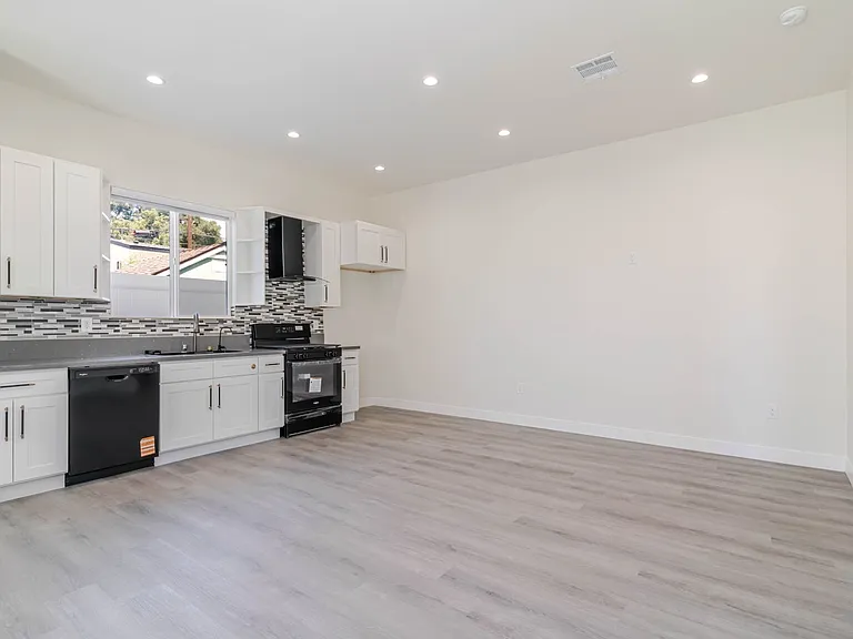 10656 Nassau Ave — Photo 6