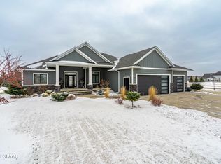 1680 Kings View Dr, Grand Forks, ND 58201