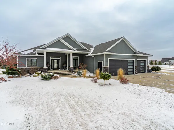 1680 Kings View Dr, Grand Forks, ND 58201