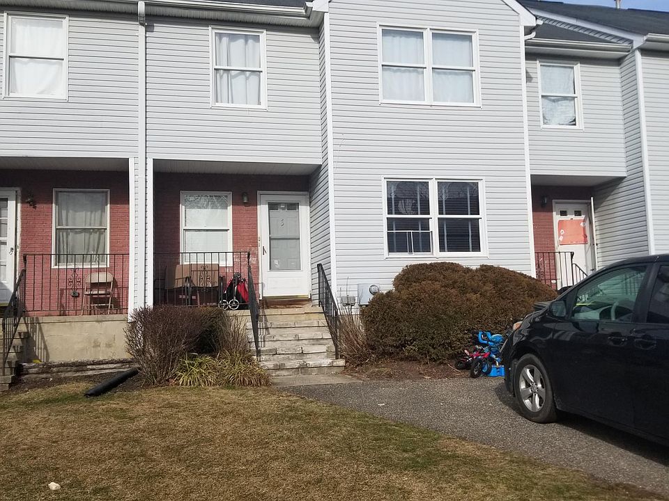 1st image of 5 Hazelwood Ln