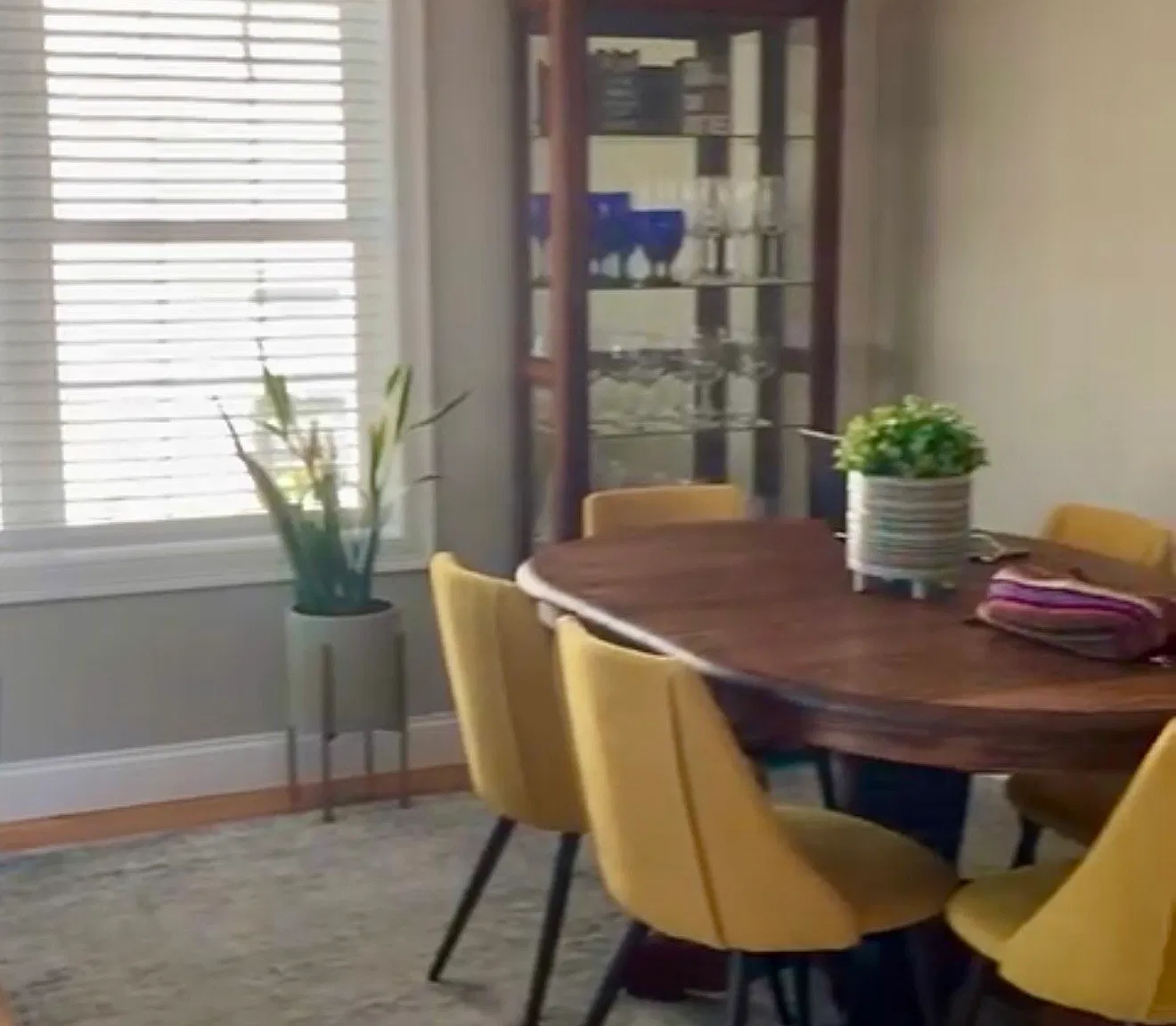 3 bed, 1.0 bath, 1250 sqft, $3,000 — Photo 3