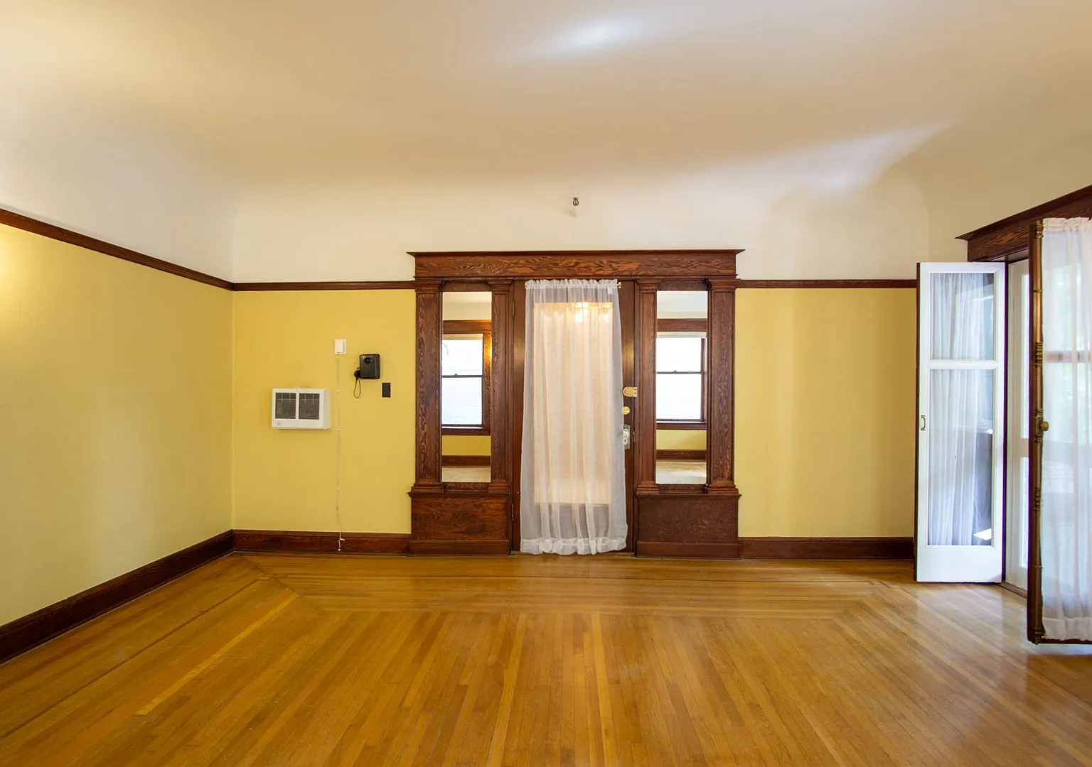Gorgeous 2 Bedroom in Historic NW Building You Have GOT to See to Believe! — Photo 4
