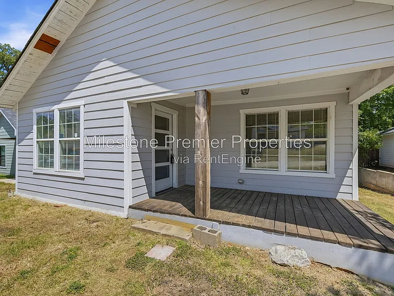 215 W Walker St — Photo 4