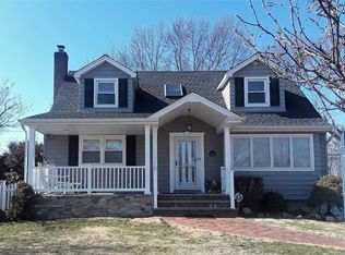 818 Pineneck Rd, Seaford, NY 11783