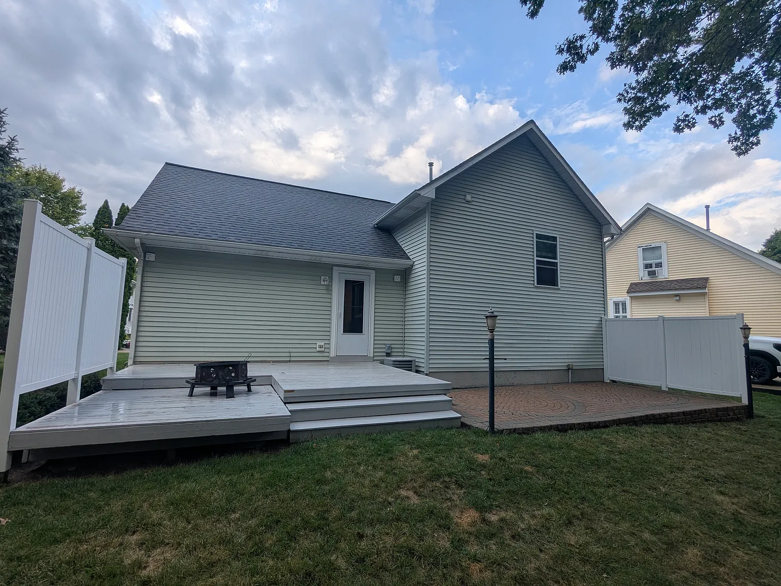 2 bed, 1000 sqft, $1,900 — Photo 2