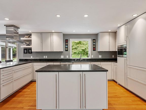 4th image of 2 Sutton Pl