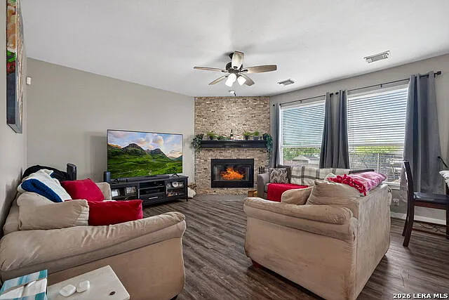 4 bed, 2.5 bath, 2378 sqft, $2,550 — Photo 4