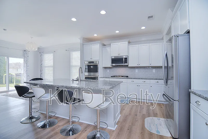 5 bed, 3.0 bath, 3221 sqft, $2,950 — Photo 2