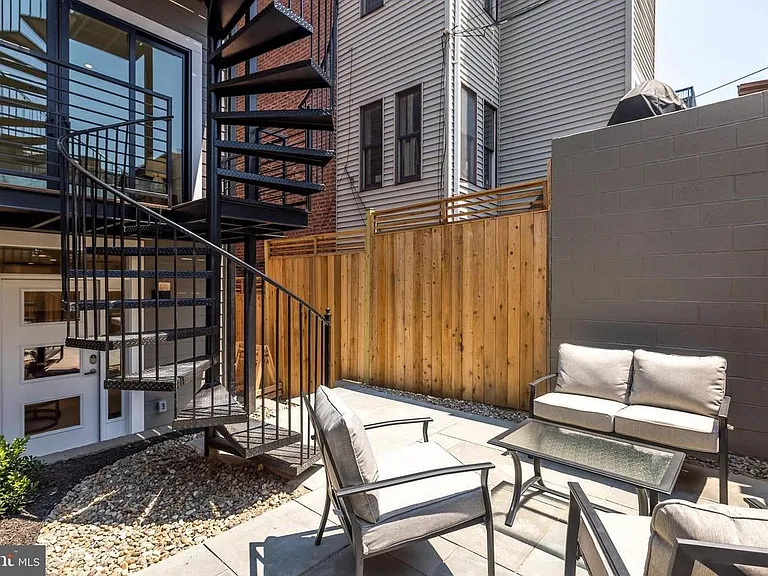 1318 Kenyon St NW — Photo 11