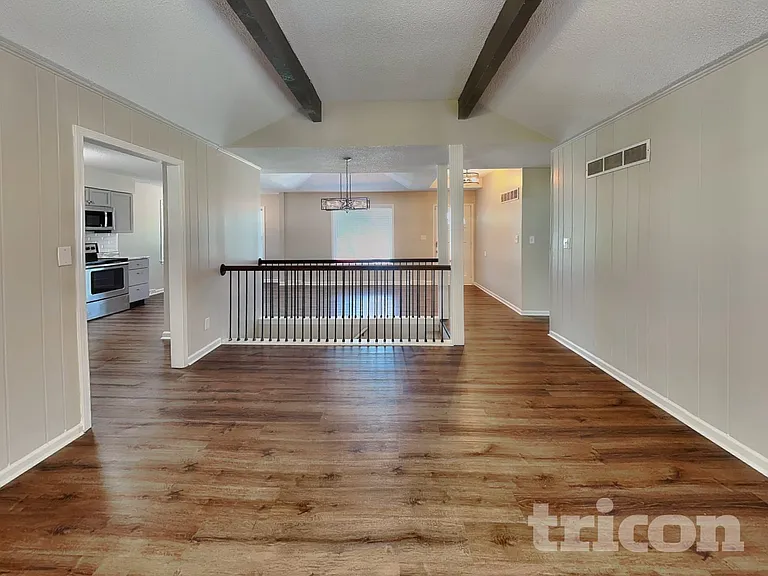 408 NW Palmer Dr — Photo 3