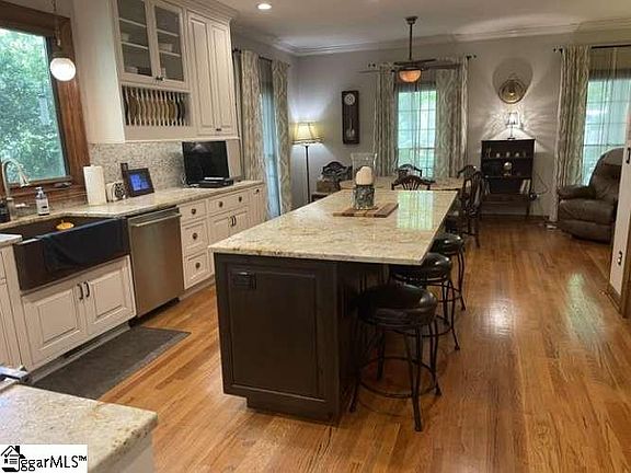 3rd image of 102 Laurel Oak Trl
