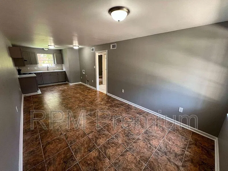 2 bed, 1.0 bath, 700 sqft, $950 — Photo 2