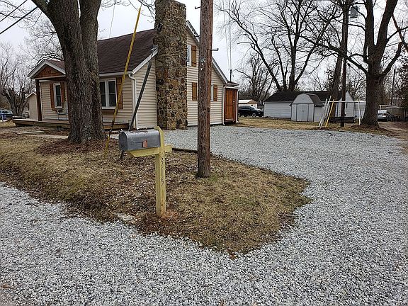 5th image of 315 W Graham Dr