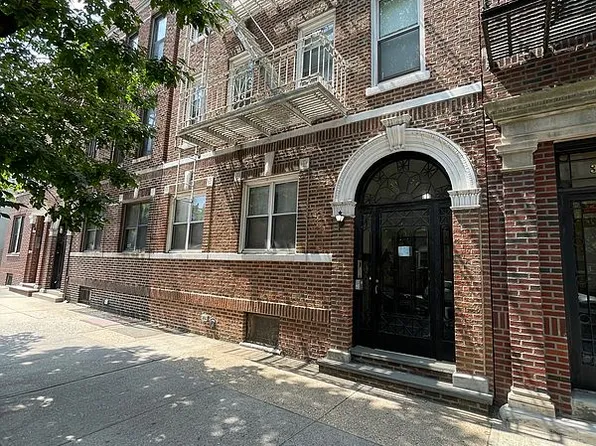 3174 33rd St, Astoria, NY 11106