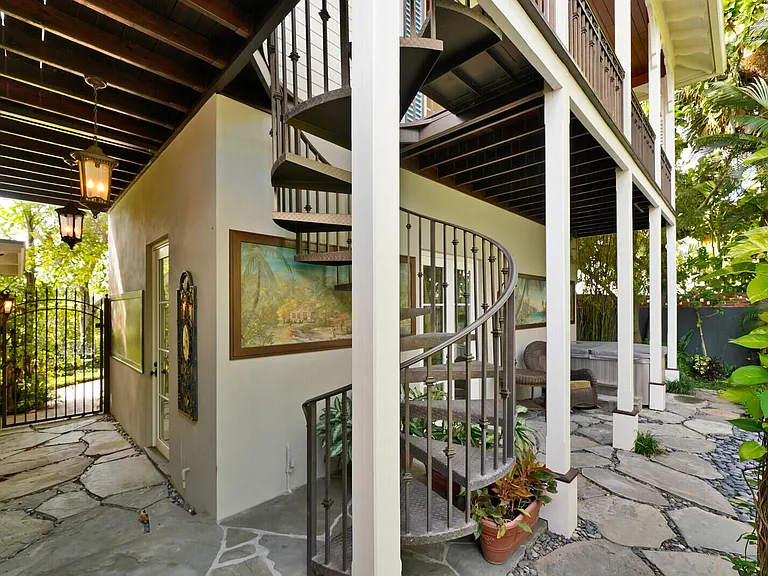 137 S Oak St — Photo 11