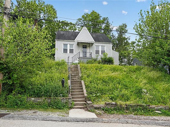4th image of 612 Hazel St