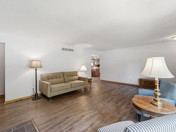 5th image of 1105 SE Cortina Dr