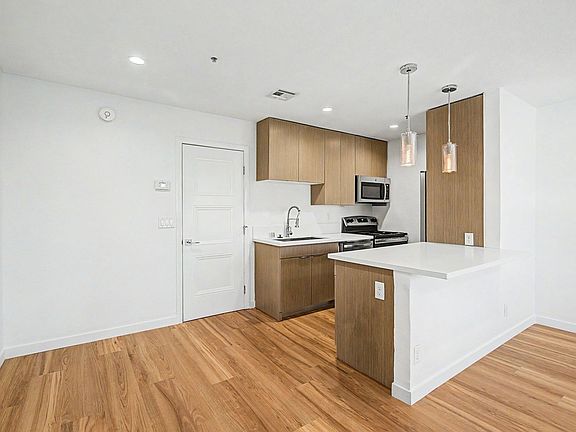 5th image of 1937 Sunset Cir APT 20