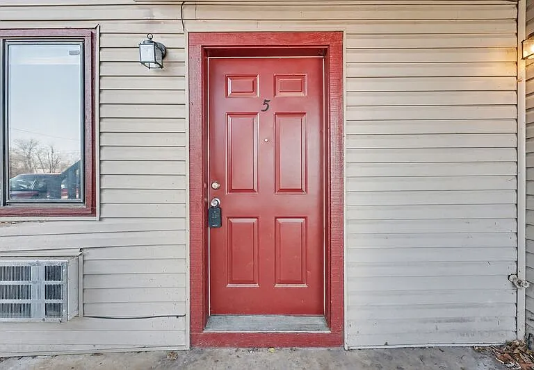 1037-1045 S Happy Hollow Rd — Photo 18