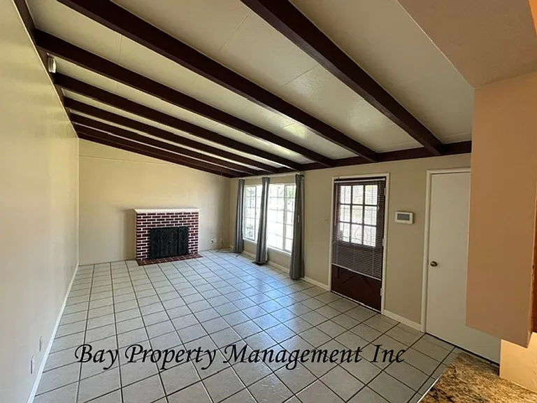1243 Summit Dr — Photo 2