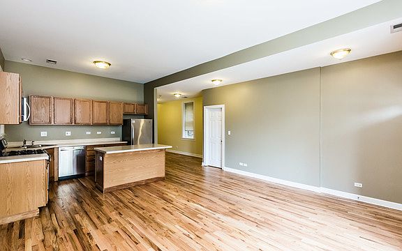 3rd image of 1428 N Washtenaw Ave APT 2