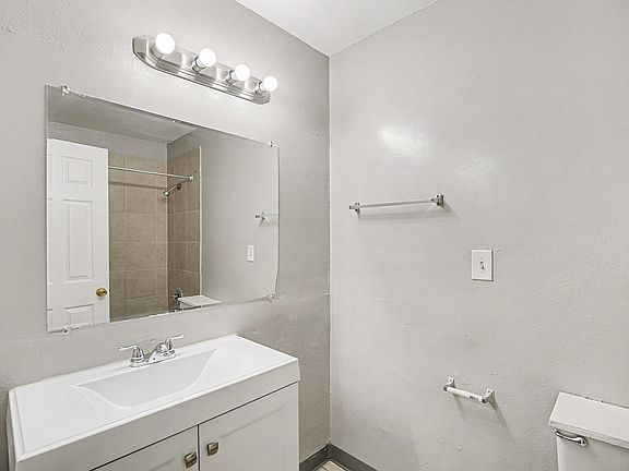 5th image of 1600 Clinton St APT 103
