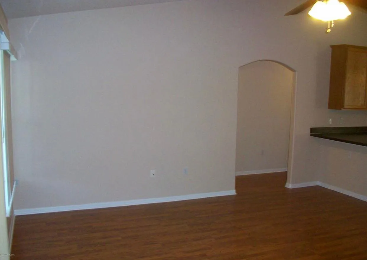 4 bed, 2051 sqft, $2,400 — Photo 4