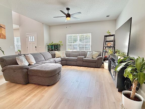 4th image of 120 Legacy Ln