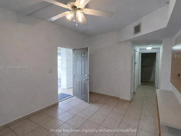 318 E 6th St #102 — Photo 6