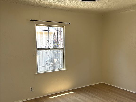 5th image of 1122 1/2 W 85th St #1/2