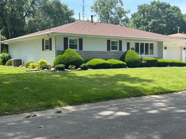 323 Orchard Ln, Arthur, IL 61911