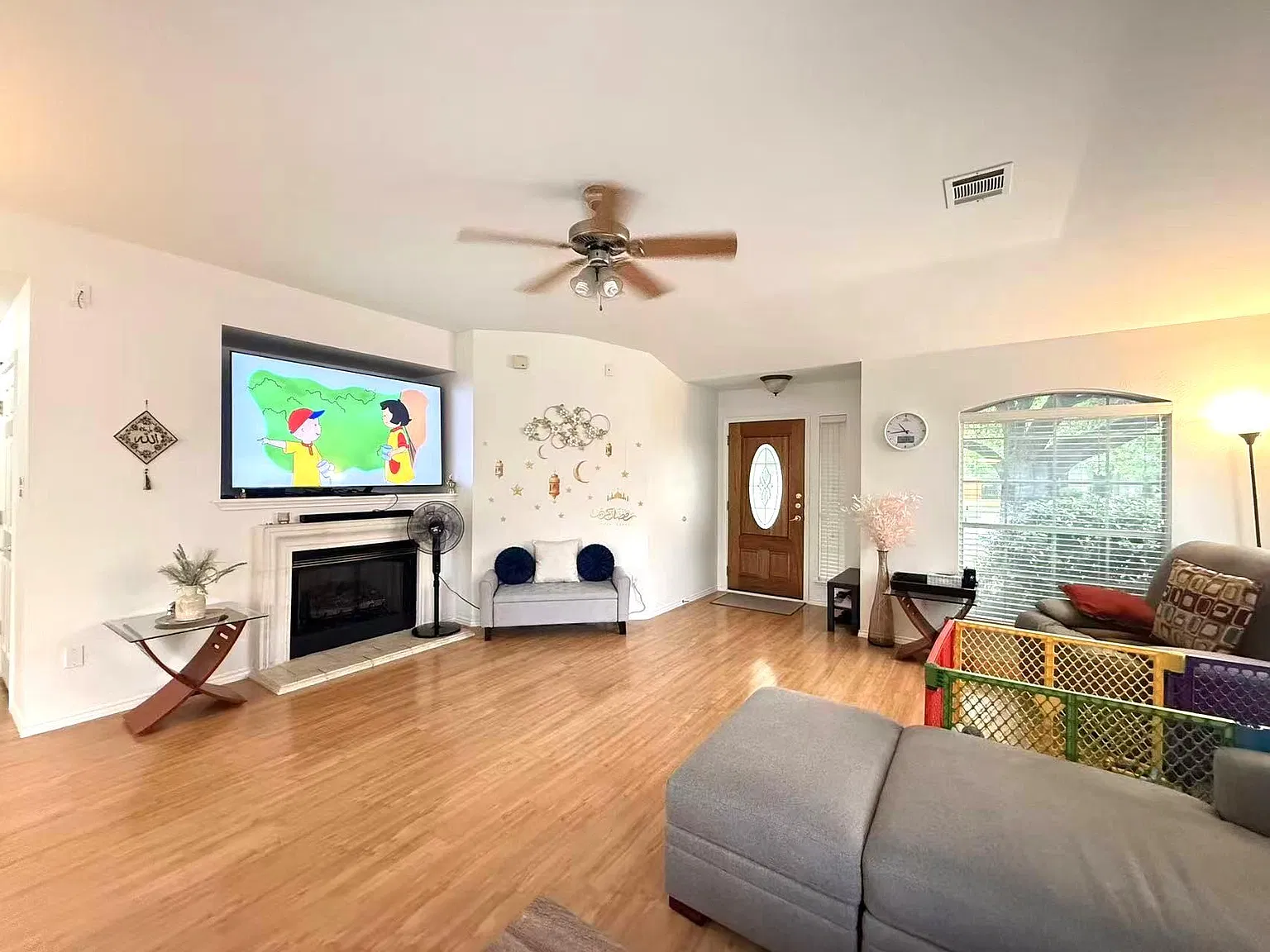 3 bed, 2.0 bath, 1817 sqft, $2,075 — Photo 3